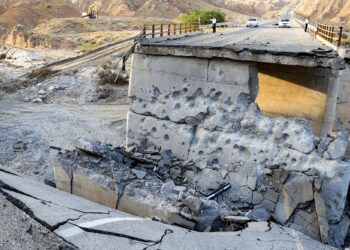 SEBUAH jambatan mengalami kerosakan teruk akibat serangan Amerika Syarikat kelihatan  di selatan Iran. - AFP