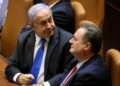 BENJAMIN NETANYAHU (kiri) dan Israel Katz. - AFP