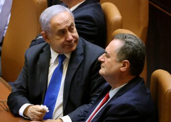 BENJAMIN NETANYAHU (kiri) dan Israel Katz. - AFP