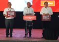 ANWAR Ibrahim ketika memperkenalkan Aminuddin sebagai calon PH bagi kerusi DUN Linggi dan Anthony Loke Siew Fook di kerusi Chennah pada Majlis Pengumuman Calon PH bagi PRN Negeri Sembilan di Dataran Melang, Kuala Pilah hari ini.-UTUSAN/MOHD. SHAHJEHAN MAAMIN.