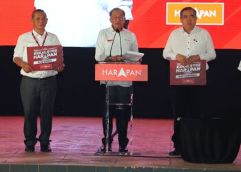 ANWAR Ibrahim ketika memperkenalkan Aminuddin sebagai calon PH bagi kerusi DUN Linggi dan Anthony Loke Siew Fook di kerusi Chennah pada Majlis Pengumuman Calon PH bagi PRN Negeri Sembilan di Dataran Melang, Kuala Pilah hari ini.-UTUSAN/MOHD. SHAHJEHAN MAAMIN.