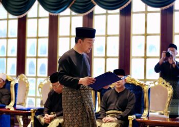 ONN Hafiz Ghazi mengangkat sumpah sebagai Menteri Besar Johor dalam Istiadat Penyerahan Surat Tauliah dan Pengisytiharan Pelantikan Menteri Besar di Balai Mengadap Istana Bukit Serene, Johor Bahru, semalam.-FACEBOOK HRH CROWN PRINCE OF JOHOR