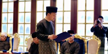 ONN Hafiz Ghazi mengangkat sumpah sebagai Menteri Besar Johor dalam Istiadat Penyerahan Surat Tauliah dan Pengisytiharan Pelantikan Menteri Besar di Balai Mengadap Istana Bukit Serene, Johor Bahru, semalam.-FACEBOOK HRH CROWN PRINCE OF JOHOR