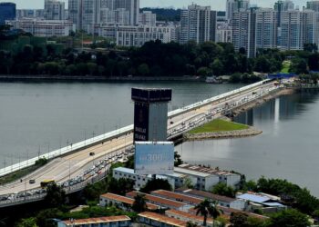 SEBAHAGIAN rakyat Malaysia yang bekerja di Singapura tidak dapat pulang mengundi pada PRN Johor selepas majikan enggan memberikan kebenaran bercuti. - GAMBAR HIASAN