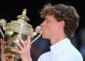 Jannik Sinner mencium trofi selepas menjuarai Kejohanan Wimbledon selepas menewaskan Alexander Zverev dalam perlawanan akhir di London, semalam. - AFP
