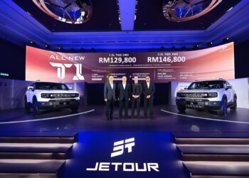 NAIB Presiden Jetour Auto Malaysia, Park (kiri), Ketua Pegawai Eksekutif Jetour Auto Malaysia, Fu Yong (dua dari kiri) serta Nicholas Ng (tiga dari kiri) pada majlis pelancaran Jetour T1 serba baharu di sini semalam.