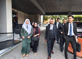 MAHKAMAH Majistret Ipoh menjatuhkan hukuman denda RM500 ke atas Nurhaswani Afni Mohamad Zorki (kiri) selepas wanita itu mengaku bersalah atas pertuduhan melakukan kekerasan jenayah terhadap Sultan Perak, Sultan Nazrin Muizzuddin Shah pada Ogos tahun lalu.