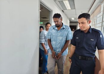 M. Dhinakaran dan isteri, B. Rahtheneswary didakwa di tiga mahkamah berasingan di Ipoh hari ini atas pelbagai pertuduhan melakukan khianat dengan api dan menyimbah cat merah ke atas harta milik beberapa individu dalam beberapa kejadian bulan lalu.