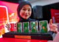 KAKITANGAN Pos Malaysia menunjukkan sebahagian daripada produk emas terpilih, termasuk jongkong emas edisi khas seberat satu gram 'Pos World' sempena pelancaran Pos ArRahnu Gold-i di Ibu Pejabat Pos Malaysia Kompleks Daya Bumi di sini hari ini. - UTUSAN/SADDAM YUSOFF.