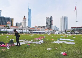 PEKERJA pembersihan DBKL membersihkan sampah-sampah yang ditinggalkan oleh pengunjung selepas menyaksikan final Piala Dunia 2026 antara Sepanyol dan Argentina di Dataran Merdeka, Kuala Lumpur, semalam. - FOTO/DEWAN BANDARAYA KUALA LUMPUR