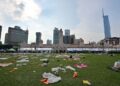 KEADAAN padang yang dipenuhi dengan sampah-sampah yang ditinggalkan oleh pengunjung susulan himpunan orang ramai menyaksikan aksi final Piala Dunia 2026 antara Sepanyol dan Argentina di Dataran Merdeka, kelmarin.-DEWAN BANDARAYA KUALA LUMPUR