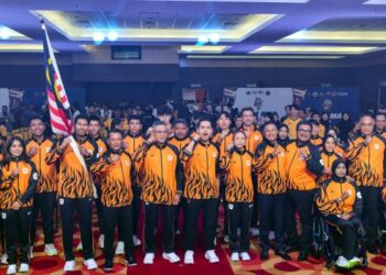 Menteri Belia dan Sukan, Dr. Mohammed Taufiq Johari bersama kontinjen negara ke Sukan Komanwel 2026 dalam majlis penyerahan Jalur Gemilang di Majlis Sukan Negara (MSN), Bukit Jalil, semalam.