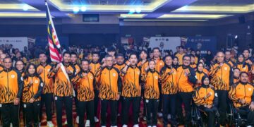 Menteri Belia dan Sukan, Dr. Mohammed Taufiq Johari bersama kontinjen negara ke Sukan Komanwel 2026 dalam majlis penyerahan Jalur Gemilang di Majlis Sukan Negara (MSN), Bukit Jalil, semalam.