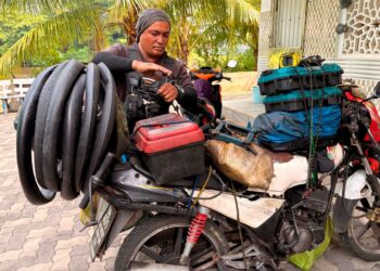 MOHD. Zaki Mamat bersama peralatan menukar tiub motosikal di Kota Bharu, Kelantan. – UTUSAN/ROSLIZA MOHAMED