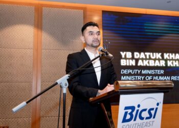 KHAIRUL Firdaus Akbar Khan sewaktu berucap pada majlis BICSI Southeast Asia Conference & Exhibition Malaysia 2026 di Sunway Resort Hotel di sini hari ini.