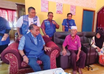 MOHAMED Khaled Nordin bertemu salah seorang penduduk ketika mengadakan Program Ziarah Kasih di Felda Pasak, Kota Tinggi, Johor, semalam.