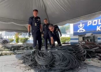 AZRY Akmar Ayob (kiri) melihat sebahagian  kabel yang disyaki di curi oleh kumpulan dikenali Geng Lakino Garuda di Ibu pejabat Polis Kontinjen (IPK) Pahang di Kuantan, Pahang.