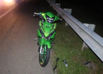 MOTOSIKAL jenis Yamaha LC135 yang terlibat dalam kemalangan maut di Lebuhraya Pantai Timur (LPT)  arah Kuantan di Temerloh, Pahang. - IHSAN IPD TEMERLOH