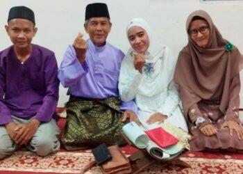 WAN Nor Fatihah Wan Hanafi (dua dari kiri) bersama suaminya selepas majlis perkahwinannya di Kota Bharu, Kelantan, Jun lalu.
