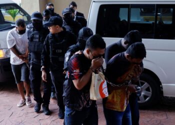 ENAM lelaki yang didakwa menculik ahli perniagaan dihadapkan ke Mahkamah Sesyen Petaling Jaya, semalam.-UTUSAN/SHIDDIEQIIN ZON