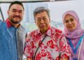 SULTAN Sharafuddin Idris Shah bersama Tengku Permaisuri Norashikin dan Tengku Amir Shah (kiri) berkenan menaiki Transit Aliran Ringan (LRT) Laluan Shah Alam (LRT3) dari Stesen Bandar Utama, Petaling Jaya, semalam. – SELANGOR PRESS OFFICE