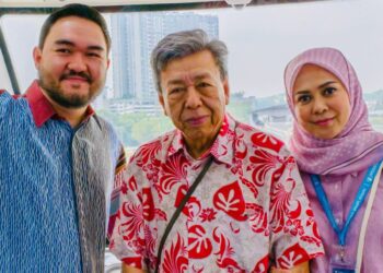 SULTAN Sharafuddin Idris Shah bersama Tengku Permaisuri Norashikin dan Tengku Amir Shah (kiri) berkenan menaiki Transit Aliran Ringan (LRT) Laluan Shah Alam (LRT3) dari Stesen Bandar Utama, Petaling Jaya, semalam. – SELANGOR PRESS OFFICE