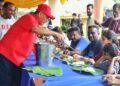 AMINUDDIN Harun beramah mesra bersama masyarakat India di Pekan Pasir Panjang, Port Dickson semalam. – UTUSAN/MOHD. SHAHJEHAN MAAMIN.