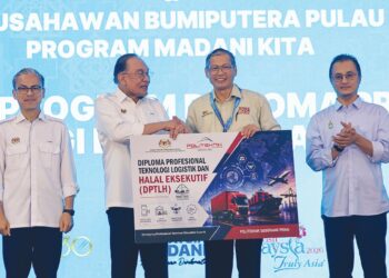 SHAMSURI Abdullah (dua dari kanan) bersama Anwar Ibrahim ketika Majlis Peluncuran Program DPTLH sempena PIHEX dan HUBPP di PSP, Pulau Pinang kelmarin. – UTUSAN/DANIAL SAAD