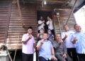 AMIRUDDIN Harun (duduk kiri) yang bersikap terbuka menyebabkannya sangat dihormati dan disenangi penjawat di Negeri Sembilan.