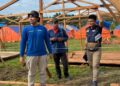 DANIAL Nazran Murad (kiri) yang merupakan calon termuda Pakatan Harapan (PH) meninjau masalah penduduk Dewan Undangan Negeri (DUN) Chembong, Rembau