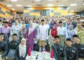 ANWAR Ibrahim (tengah) bersama Menteri Pendidikan, Fadhlina Sidek (lima dari diri) selepas Program Temu Anwar Bersama Pelajar di Institut Pendidikan Guru Kampus Pendidikan Teknik di Bandar Enstek, Nilai, semalam. – UTUSAN/ISKANDAR ISHAK
