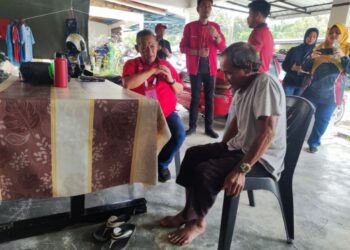 AMINUDDIN Harun menziarah seorang penduduk yang sakit di Rumah Rakyat Permatang Pasir, Linggi, Port Dickson semalam.
