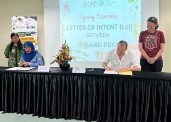 FIFTY Hanisdah (Kiri) dan Mark Hughes (Kanan) menandatangani
dokumen LoI bagi memeterai kerjasama strategik antara kedua-dua institusi
