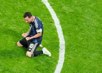 Kreativiti penyerang Argentina, Lionel Messi menyebabkan England tersungkur dalam saingan separuh akhir Piala Dunia 2026, semalam. - AFP
