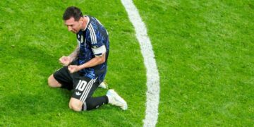 Kreativiti penyerang Argentina, Lionel Messi menyebabkan England tersungkur dalam saingan separuh akhir Piala Dunia 2026, semalam. - AFP