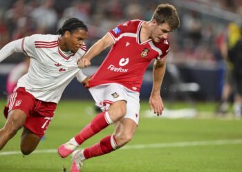 Penyerang Liverpool, Rio Ngumoha (kiri) bersaing dengan pemain tengah Wrexham, George Thomason dalam perlawanan persahabatan di Stadium Yankee, New York, semalam. - AFP