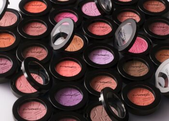 Koleksi ini tampil dalam 29 pilihan rona, termasuk warna ikonik seperti velvet teddy dan melba.