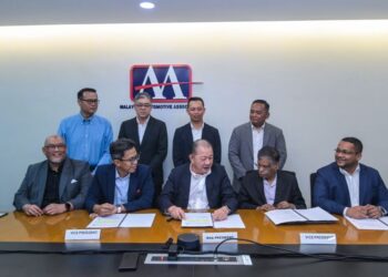 MOHD. Shamsor Mohd. Zain (tengah, duduk) pada sidang media mengenai rekod jualan dan pengeluaran kenderaan separuh pertama 2026 di Persatuan Automotif Malaysia (MAA), Petaling Jaya di sini, hari ini. - UTUSAN/SYAKIR RADIN