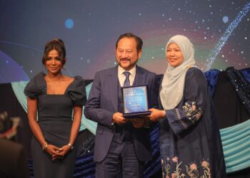 ANNE Rajasaikaran (kiri) dan Yaacob Khyra (tengah) ketika menyampaikan tanda penghargaan kepada wakil Yayasan Hasanah semalam.