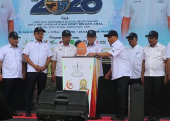 WAN Rosdy Wan Ismail (tengah) menyempurnakan gimik perasmian Pameran Pertanian, Hortikultur dan Agropelancongan (MAHA) Pahang 2026 di Raub, Pahang. - UTUSAN/SHEIKH AHMAD RAZIF 
