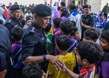 Fadil Marsus ketika beramah mesra bersama pelajar pada majlis peluncuran “PDRM dan Murid Berpisah Tiada” Membina Sahsiah, Menyemai Disiplin di SK La Salle 2 Jinjang di sini, semalam.-UTUSAN/ SYAKIR RADIN