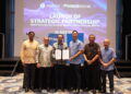 RAFE Haneef (tiga dari kiri) dan Junior Cho (empat dari kiri) bersama barisan pengurusan kanan MBSB Bank dan Zurich General Takaful Malaysia Berhad selepas majlis pengumuman kerjasama bankatakaful.
