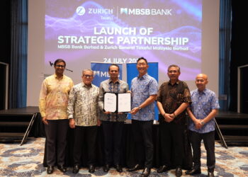 RAFE Haneef (tiga dari kiri) dan Junior Cho (empat dari kiri) bersama barisan pengurusan kanan MBSB Bank dan Zurich General Takaful Malaysia Berhad selepas majlis pengumuman kerjasama bankatakaful.