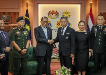 MOHAMED Khaled Nordin bersalam dengan Adul Boonthumjaroen ketika menerima kunjungan hormat Menteri Pertahanan Thailand itu di Wisma Pertahanan, Kuala Lumpur, semalam.