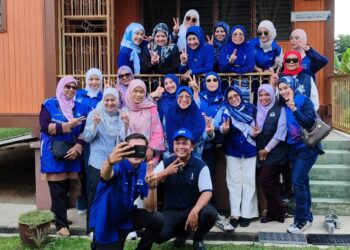 MOHD. Asna Amin (duduk tengah) ketika berkempen dari rumah ke rumah di Kampung Pantai.