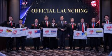 IRIS Tan bersama (tengah) pihak penaja bergambar bersama Tetamu Terhormat, Datuk Sri Ong Tee Keat (lima dari kanan) semasa Majlis Sambutan Ulang Tahun ke-40 MPA hari ini.