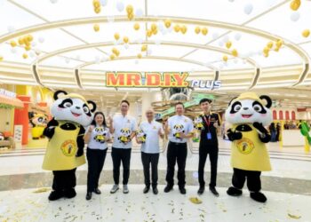 NAIB Presiden Pembangunan Perniagaan, Alex Goh (dua kiri) dan Adrian Ong (tengah) bersama pengurusan tertinggi MR D.I.Y pada majlis perasmian MR D.I.Y. Plus The Mines, Seri Kembangan, Selangor baru-baru ini.