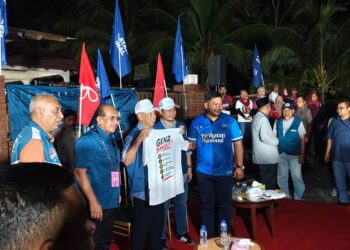 MUHYIDDIN Yassin selepas menyampaikan ceramah di Kampung Mawai Baru, Sedili malam tadi.