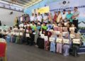 Pelajar cemerlang SPM 2025 mengabadikan gambar kenangan selepas menerima insentif pada Majlis Insentif Kecemerlangan SPM dan STPM 2025 di Semporna, Sabah. UTUSAN/ NASRAWATI SYARIFUDDIN