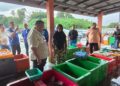 MUSZAIDEE (kiri) ketika bertemu penduduk Sedili, di sini hari ini.